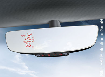 Ein Spiegeltaxameter: Links darauf in roter LED-Schrift Tarif N2, 1,40 Euro und Wegstrecke 5,6 Kilometer