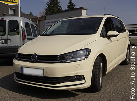 Ein VW Touran in Taxifarbe von vorne fotografiert