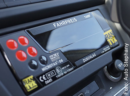 Blick auf eien Taxameter. Vorne sidn 4 rote Tasten zu sehen sowie das Logo mit dem Schriftzug Rantax. Über dem Display steht das Wort Fahrpreis